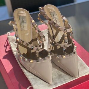 Valentino leather pump with signature Rockstuds
